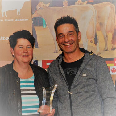 Foto von Florian und Silvia Schamaun, welche den IGBS-Award in den Händen halten.